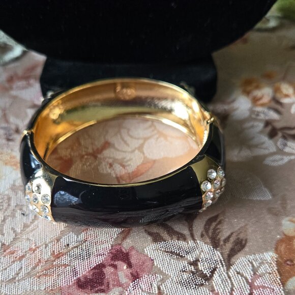 KIRKS FOLLY BLACK ENAMEL WITH FOUR CRYSTAL CLUSTERS GOLDTONE HINGED BANGLE NWOT - Picture 3 of 6